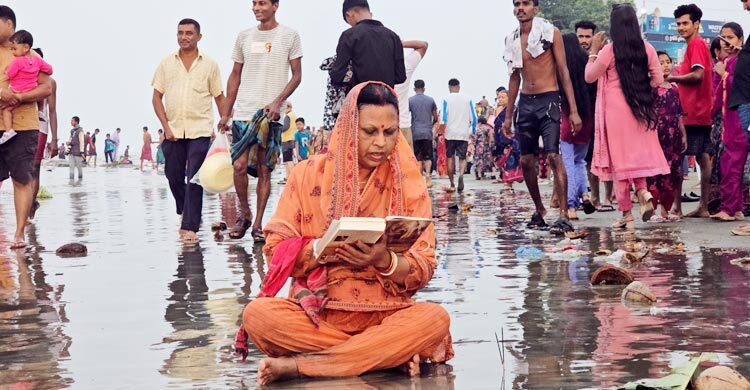 কুয়াকাটায় রাস উৎসব, গঙ্গাস্নানে মত্ত হাজারো পুণ্যার্থী