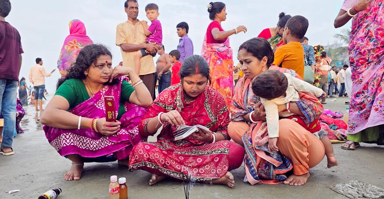 গঙ্গাস্নান বা পুন্যস্নানের মধ্য দিয়ে পটুয়াখালীর কুয়াকাটায় শেষ হয়েছে রাস উৎসবের মূল আনুষ্ঠানিকতা। বুধবার (৫ নভেম্বর) ভোর ৬টায় জাগতিক সকল পাপ মোচনের