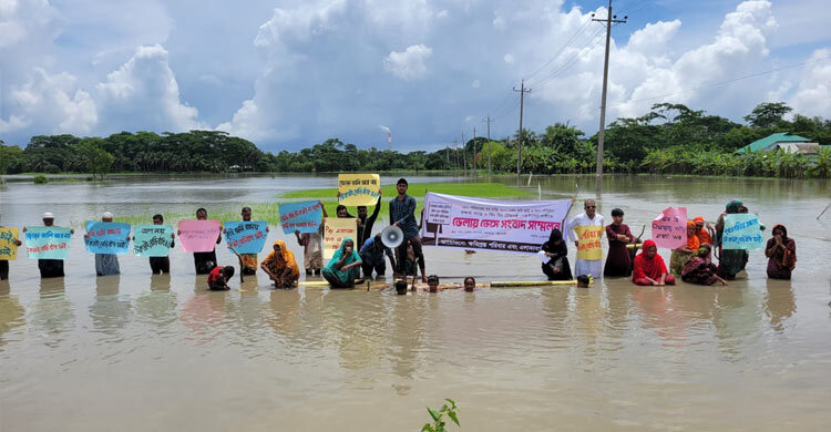 ভেলায় ভেসে সংবাদ সম্মেলন, টেকসই বেড়িবাঁধের দাবি