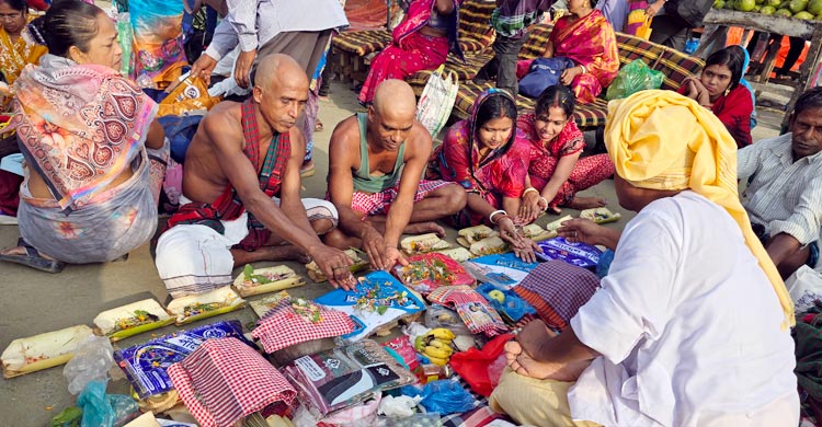 গঙ্গাস্নান বা পুন্যস্নানের মধ্য দিয়ে পটুয়াখালীর কুয়াকাটায় শেষ হয়েছে রাস উৎসবের মূল আনুষ্ঠানিকতা। বুধবার (৫ নভেম্বর) ভোর ৬টায় জাগতিক সকল পাপ মোচনের