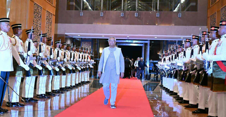 কুয়ালালামপুর পৌঁছেছেন প্রধান উপদেষ্টা