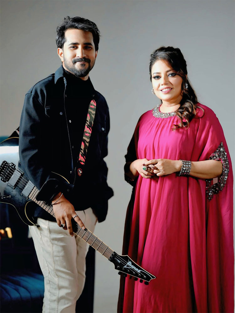 হাসিনের আয়োজনে কনা গাইলেন ‘নীরবে’