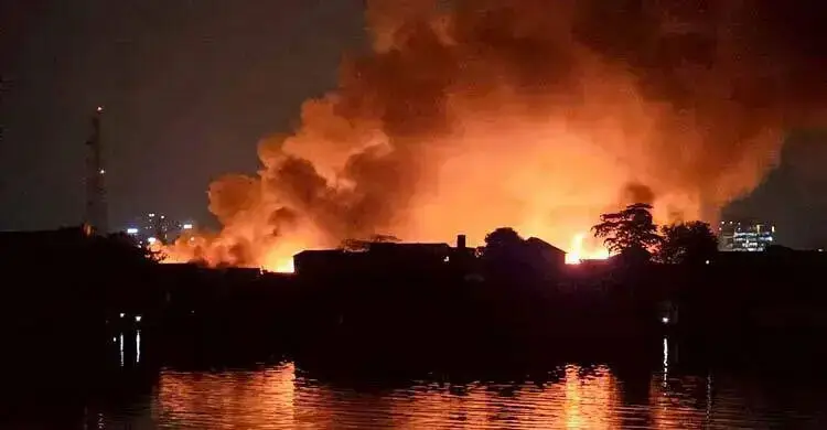 ৫ ঘণ্টা পর নিভলো কড়াইল বস্তির আগুন