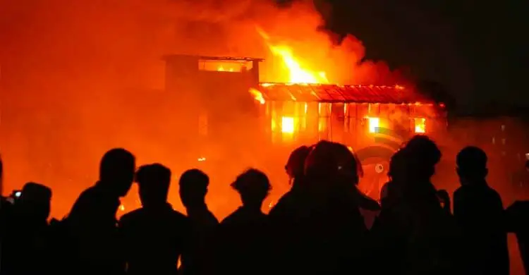 পানির স্বল্পতায় খাল থেকে জেনারেটর দিয়ে পানি দিচ্ছে ফায়ার সার্ভিস