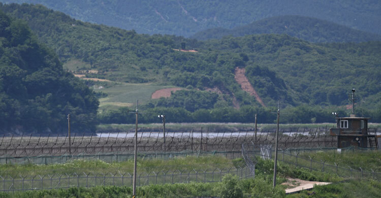 দ. কোরিয়ায় আত্মসমর্পণ করলেন উ. কোরিয়ার এক সেনা সদস্য