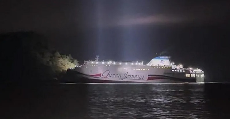 দক্ষিণ কোরিয়ায় ২৬৭ আরোহী নিয়ে দুর্ঘটনার কবলে ফেরি