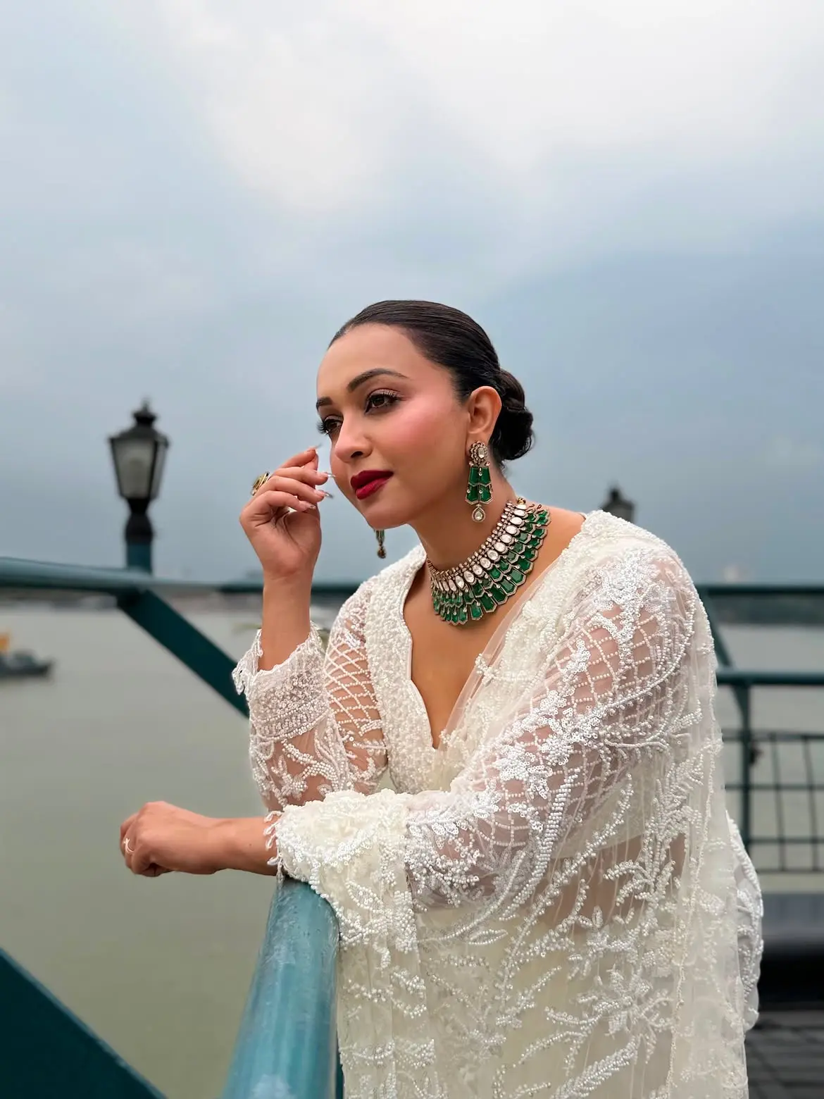 লেসের সাদা শাড়িতে লাস্যময়ী কৌশানী
