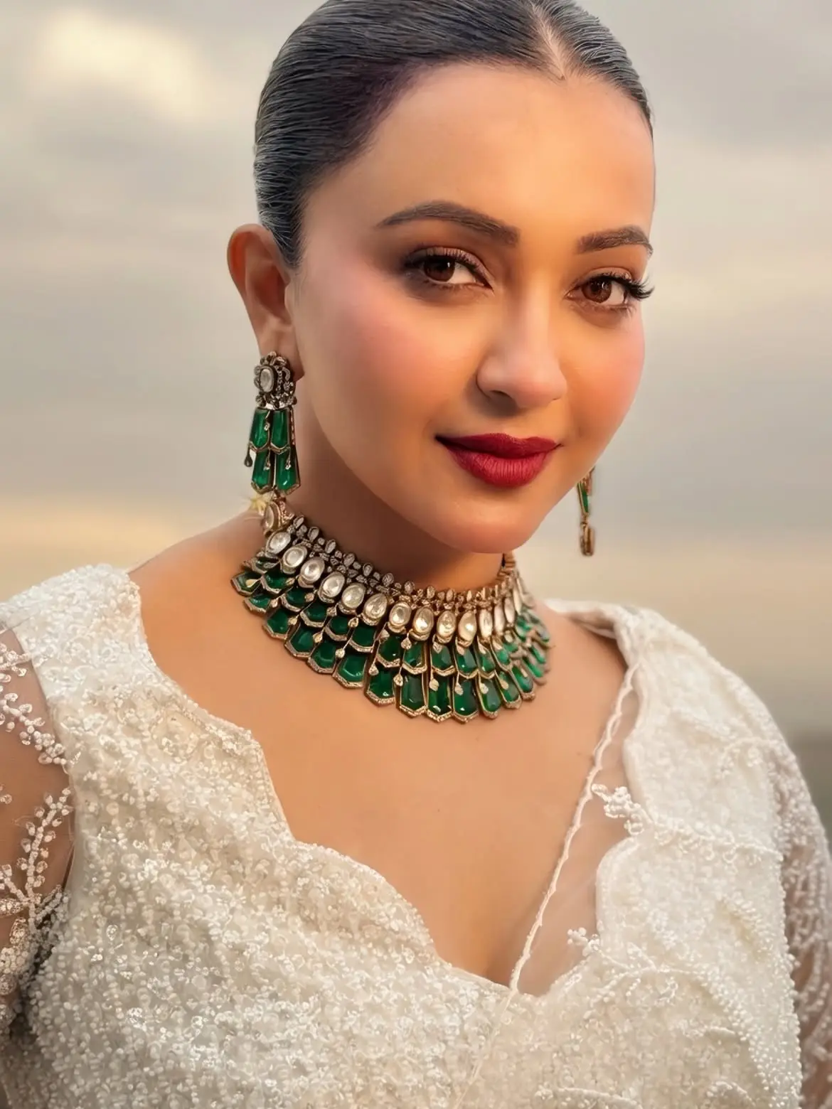 লেসের সাদা শাড়িতে লাস্যময়ী কৌশানী