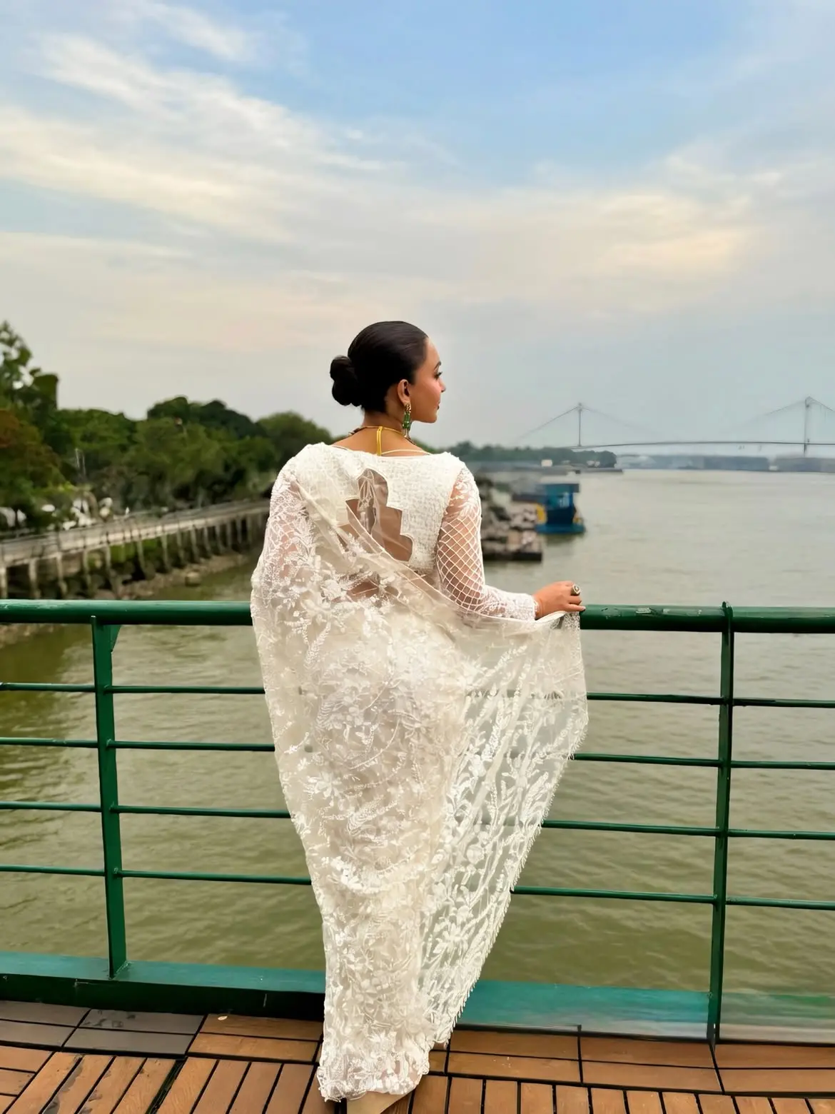 লেসের সাদা শাড়িতে লাস্যময়ী কৌশানী