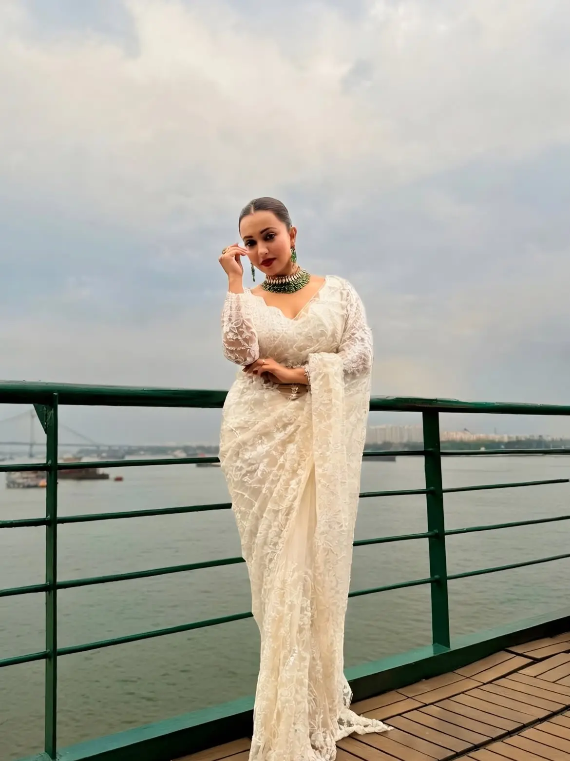 লেসের সাদা শাড়িতে লাস্যময়ী কৌশানী