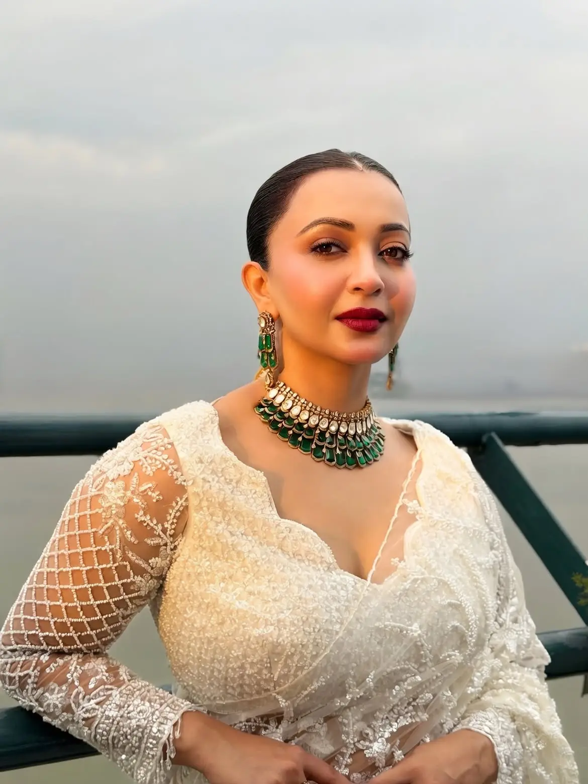 লেসের সাদা শাড়িতে লাস্যময়ী কৌশানী