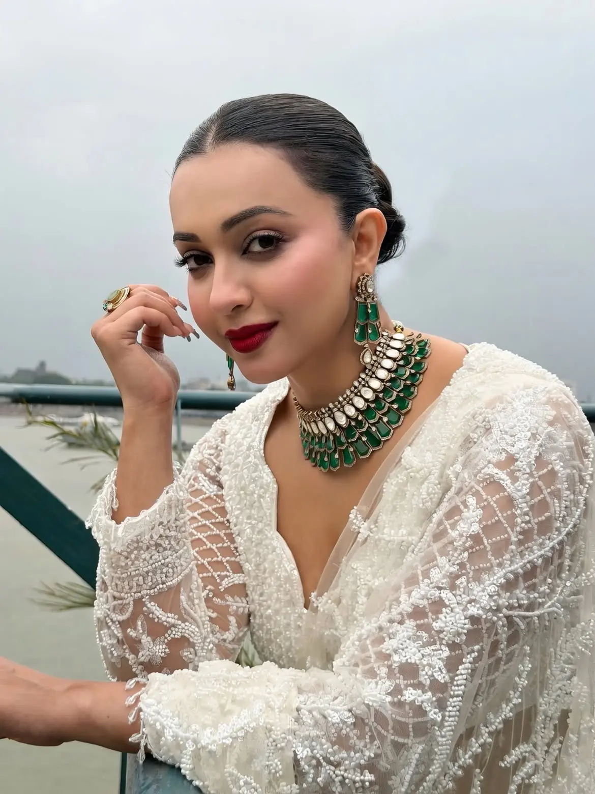 লেসের সাদা শাড়িতে লাস্যময়ী কৌশানী