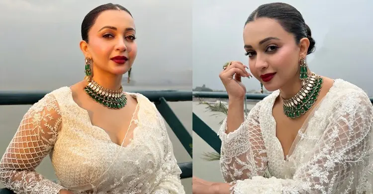লেসের সাদা শাড়িতে লাস্যময়ী কৌশানী