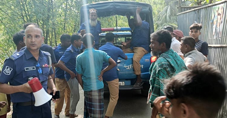 ঘরে পড়ে ছিল শিশুর দ্বিখণ্ডিত মরদেহ