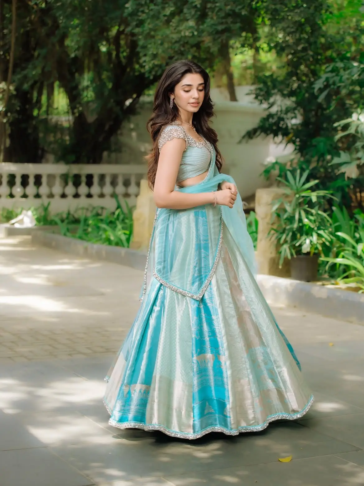 প্যাস্টেল লুকে মোহময়ী কৃতি শেট্টি