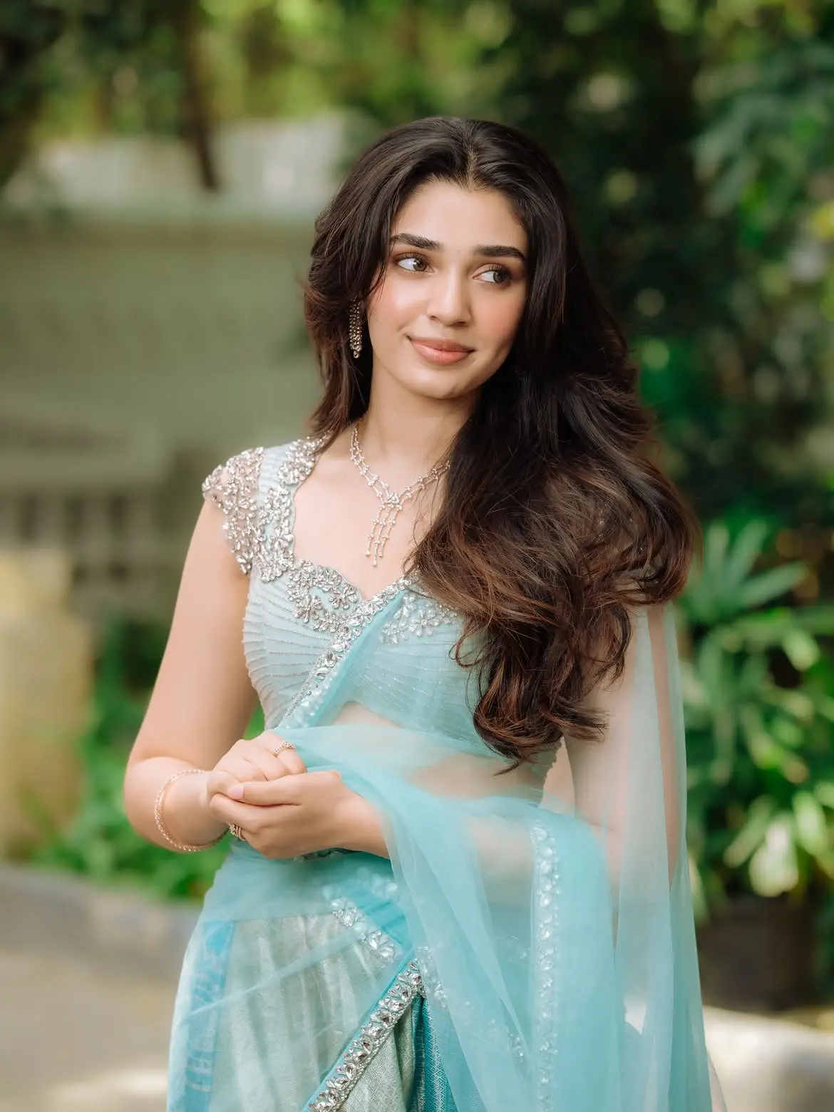 প্যাস্টেল লুকে মোহময়ী কৃতি শেট্টি