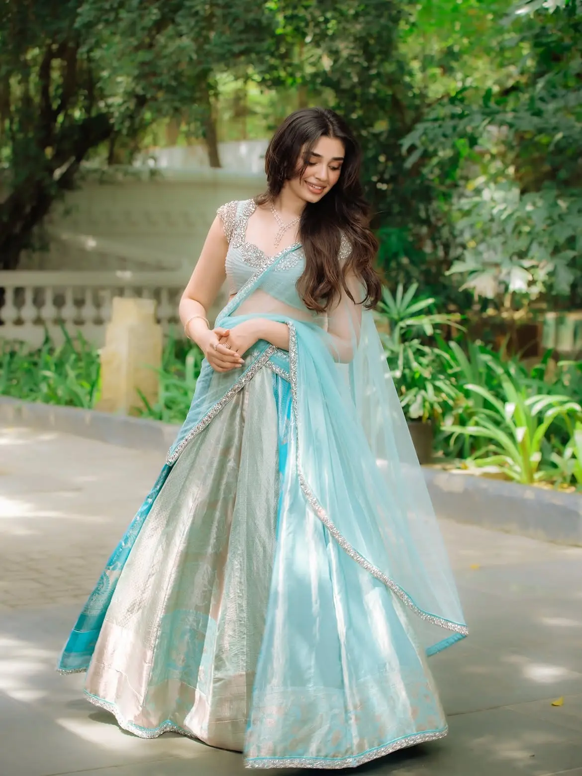 প্যাস্টেল লুকে মোহময়ী কৃতি শেট্টি