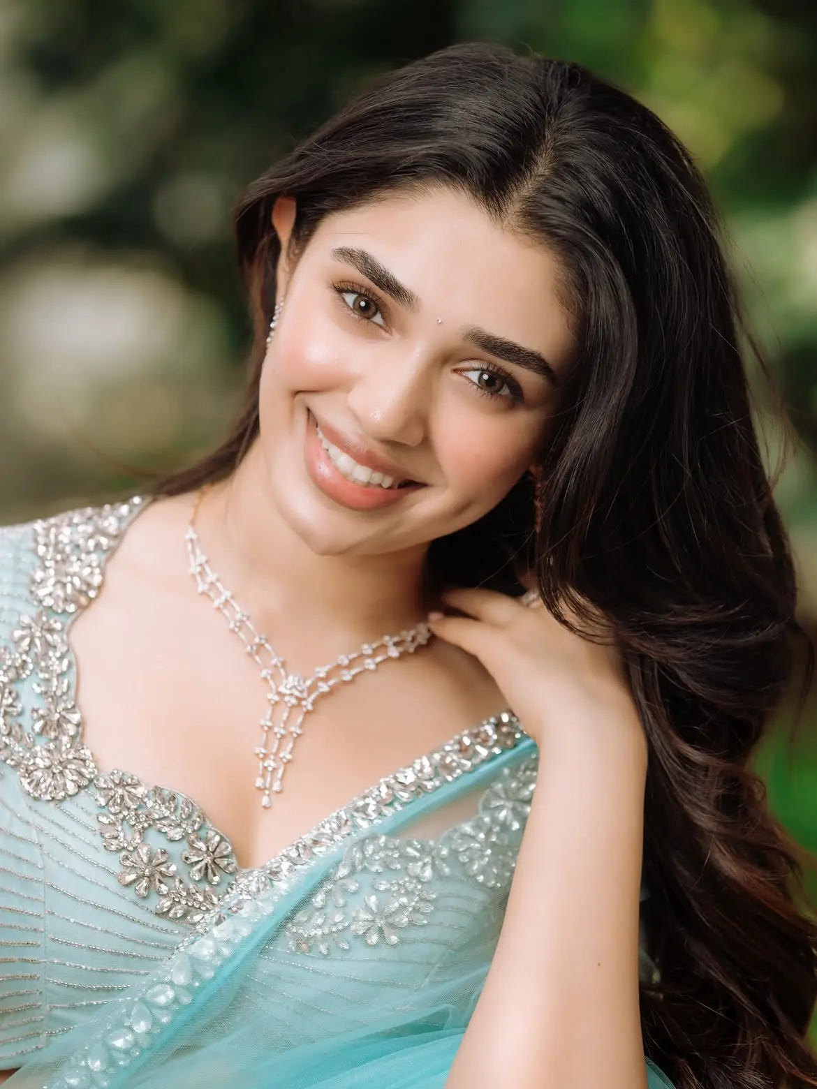 প্যাস্টেল লুকে মোহময়ী কৃতি শেট্টি