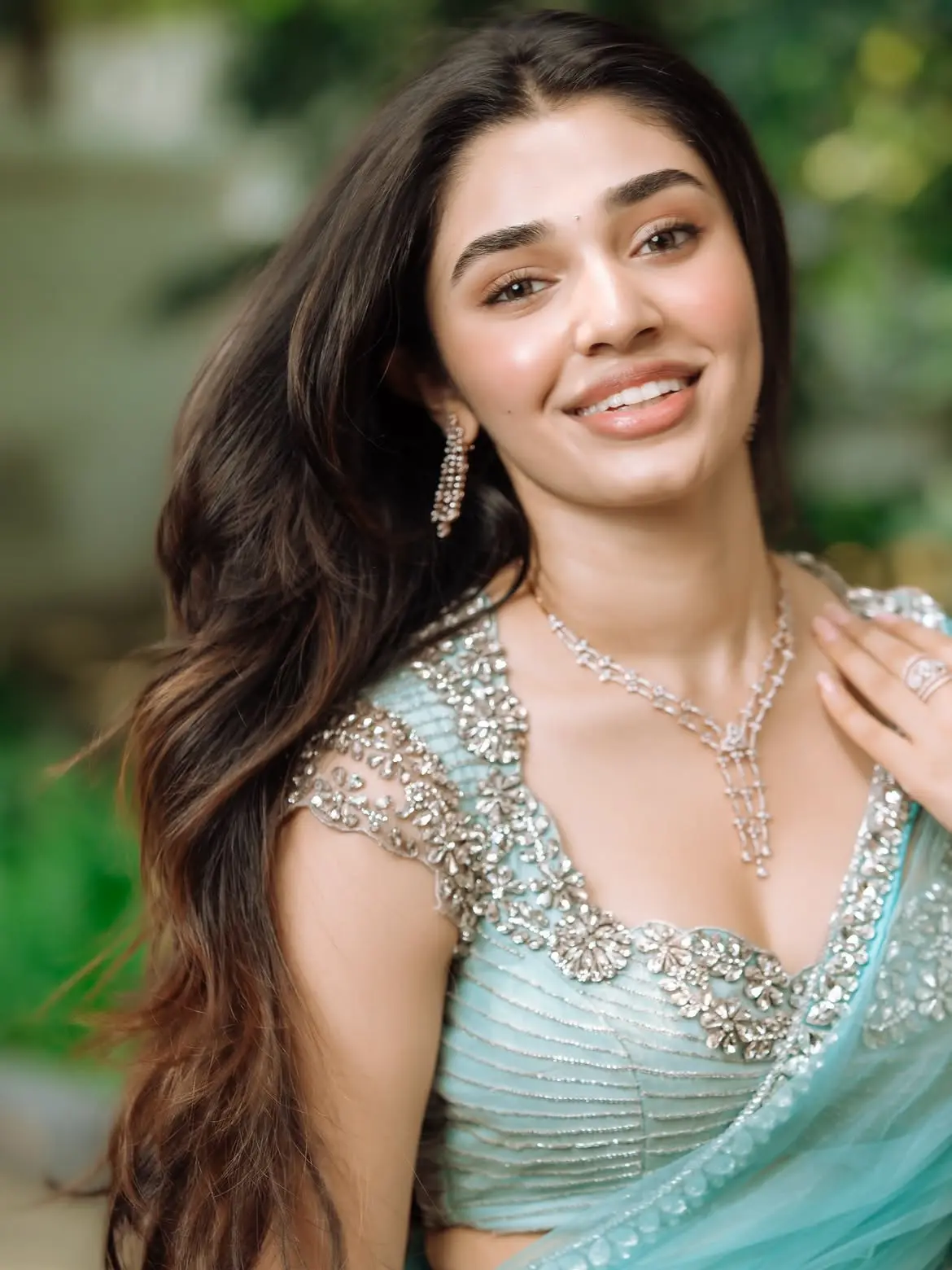 প্যাস্টেল লুকে মোহময়ী কৃতি শেট্টি