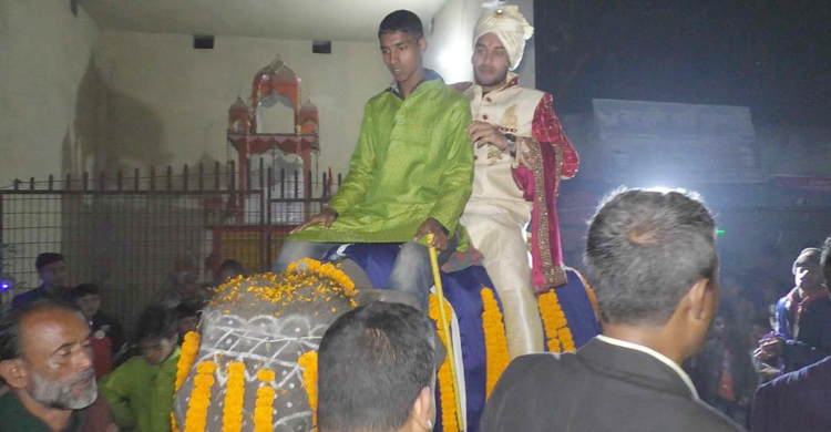 দাদার স্বপ্ন পূরণে বিয়ে করতে হাতির পিঠে নাতি