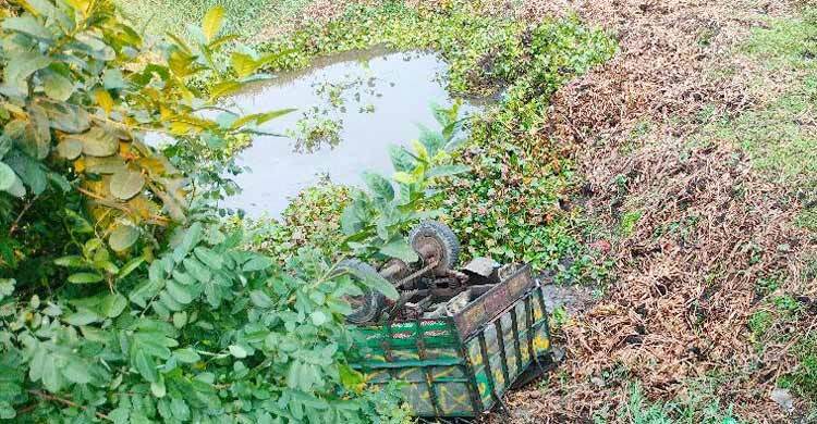 গরুবোঝাই নছিমন উল্টে প্রাণ হারালো কিশোর