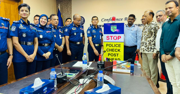 সড়ক নিরাপত্তা নিশ্চিতকরণে কেএসআরএমের ট্রাফিক সাইন হস্তান্তর