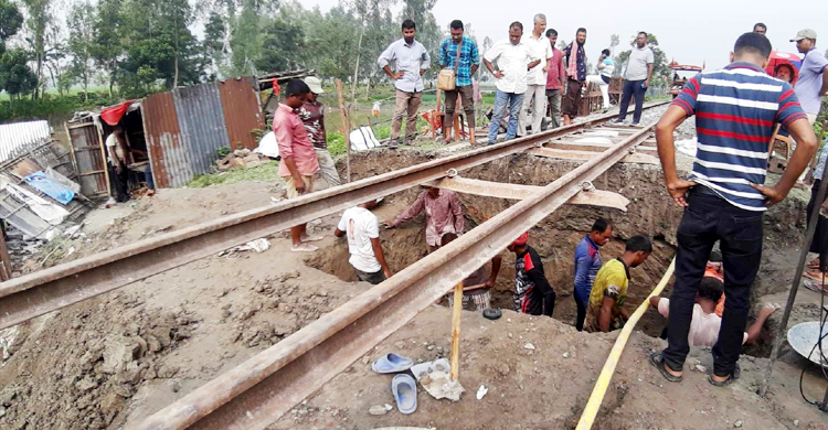 চলছে মেরামতের কাজ, সন্ধ্যায় স্বাভাবিক হতে পারে ট্রেন চলাচল