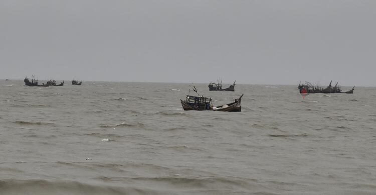নিষেধাজ্ঞা কাটতেই ইলিশ শিকারে আবহাওয়ার বাগড়া