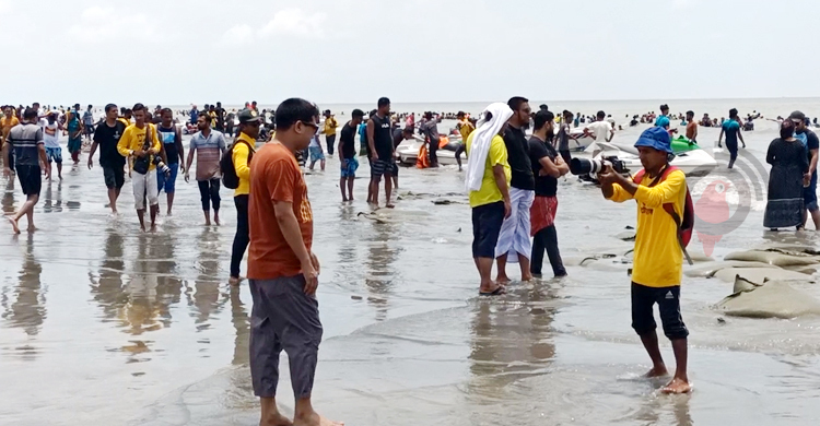 পর্যটকের উল্লাসে মুখর কুয়াকাটা