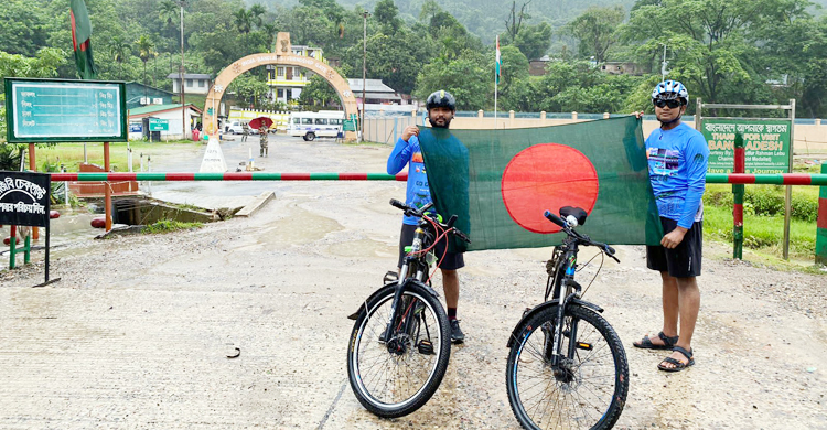 ৬০১ কিমি সাইক্লিং করে কুয়াকাটায় দুই যুবক