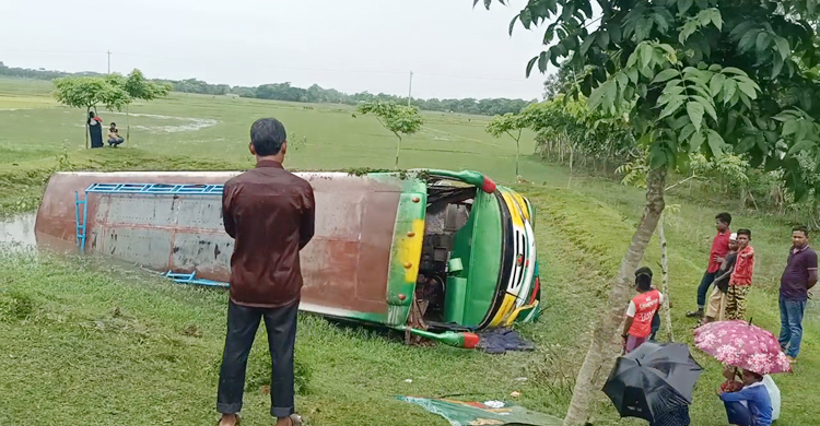 যাত্রীবাহী বাস উল্টে খাদে, চালকের সহকারী নিহত