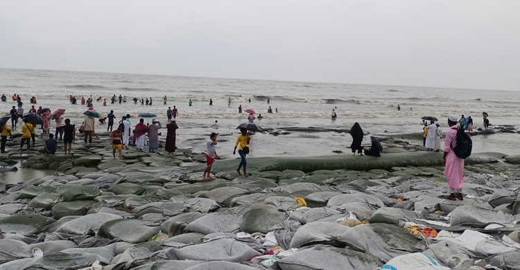 বৃষ্টির বাগড়া, কুয়াকাটা ছাড়ছেন পর্যটকরা