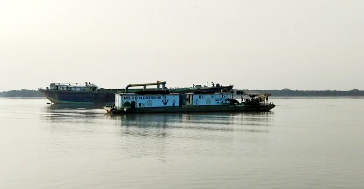 সাগরের মোহনায় ড্রেজার দিয়ে বালু উত্তোলন, হুমকিতে ইলিশের প্রজনন