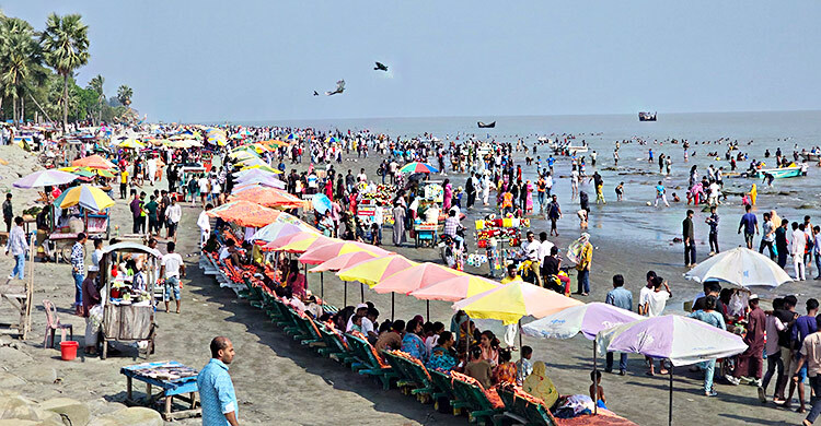 ঈদের ছুটিতে কুয়াকাটায় পর্যটকদের ঢল