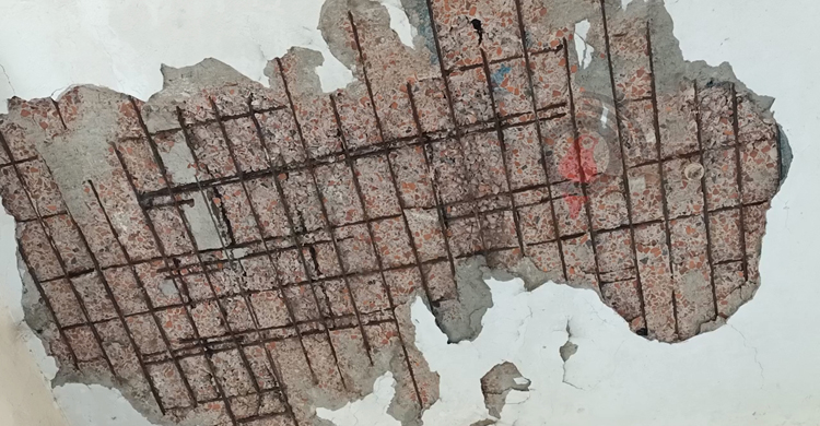 ঝুঁকিপূর্ণ ভবনের পাশে পাঠদান, বড় দুর্ঘটনার শঙ্কা