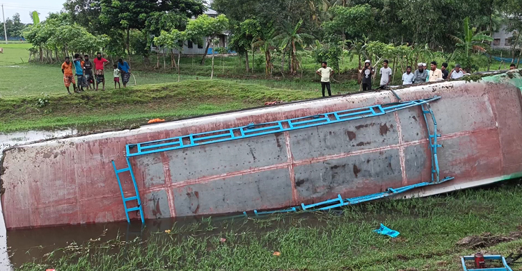 যাত্রীবাহী বাস উল্টে খাদে, চালকের সহকারী নিহত