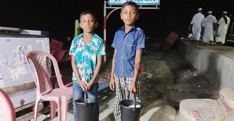 সৈকতে পর্যটন শিল্পের সঙ্গে তাল মিলিয়ে বাড়ছে শিশুশ্রম
