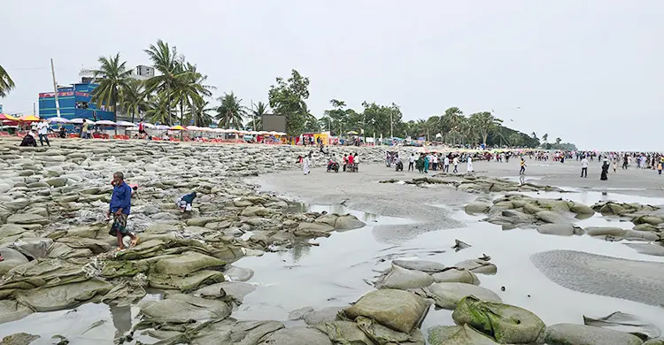 কুয়াকাটায় সৈকতের ভাঙনে ঝুঁকিতে মসজিদ-মন্দির-পুলিশ বক্স