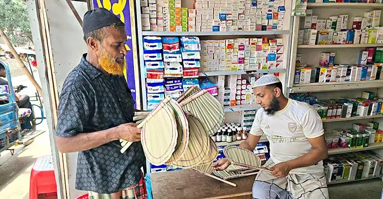 ঘনঘন লোডশেডিংয়ে অতিষ্ঠ উপকূল, বাড়ছে হাতপাখার কদর