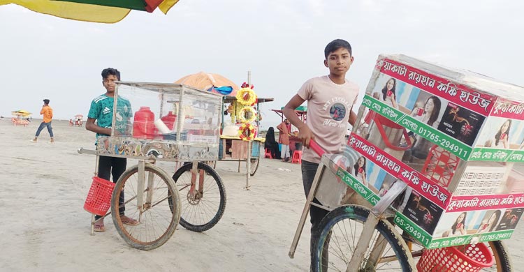 সৈকতে পর্যটন শিল্পের সঙ্গে তাল মিলিয়ে বাড়ছে শিশুশ্রম