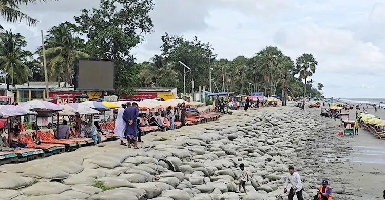 কুয়াকাটায় সৈকতের ভাঙনে ঝুঁকিতে মসজিদ-মন্দির-পুলিশ বক্স