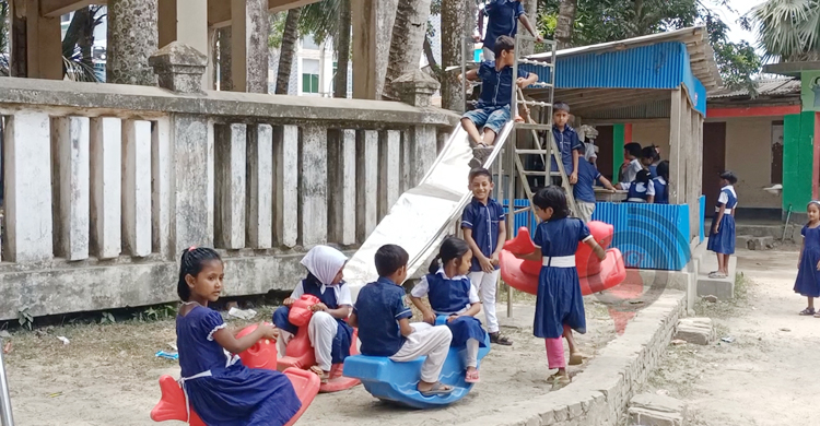 ঝুঁকিপূর্ণ ভবনের পাশে পাঠদান, বড় দুর্ঘটনার শঙ্কা