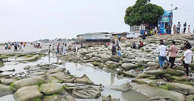 কুয়াকাটায় সৈকতের ভাঙনে ঝুঁকিতে মসজিদ-মন্দির-পুলিশ বক্স
