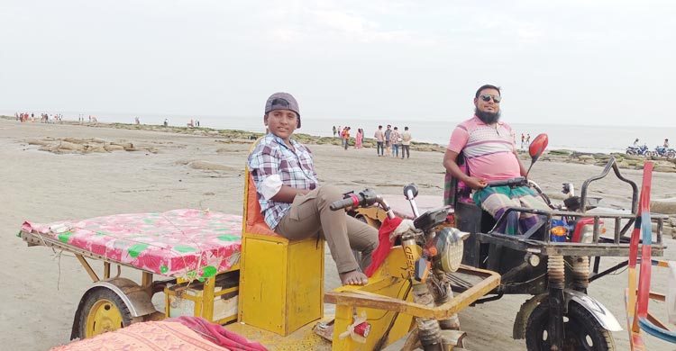 সৈকতে পর্যটন শিল্পের সঙ্গে তাল মিলিয়ে বাড়ছে শিশুশ্রম