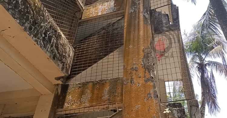 ঝুঁকিপূর্ণ ভবনের পাশে পাঠদান, বড় দুর্ঘটনার শঙ্কা