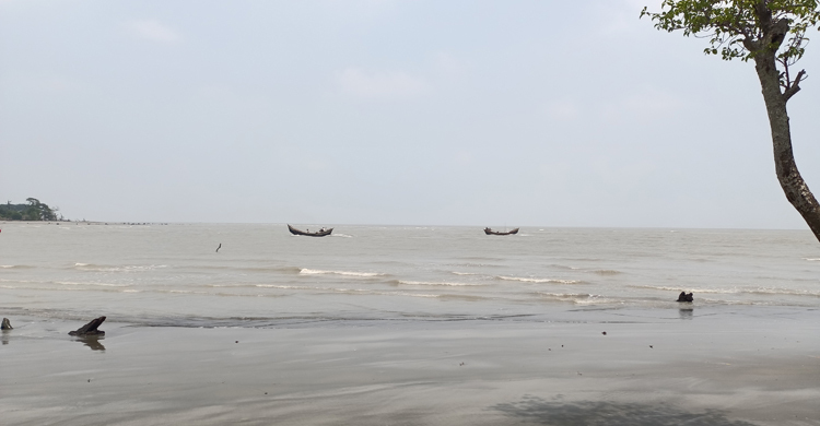 কুয়াকাটা সৈকতে গোসলে নেমে কিশোর নিখোঁজ