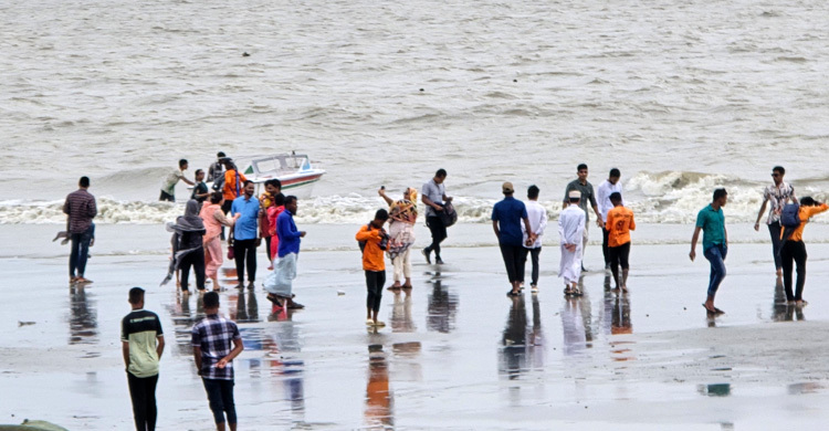 বৈরী আবহাওয়ায় পর্যটকশূন্য কুয়াকাটা