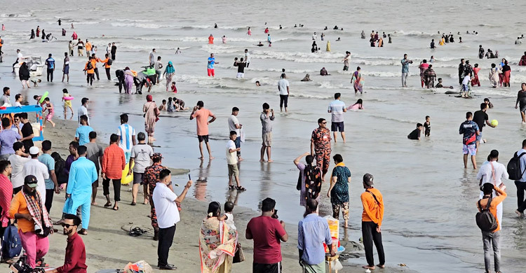 পূজার ছুটিতে কুয়াকাটায় পর্যটকের ঢল