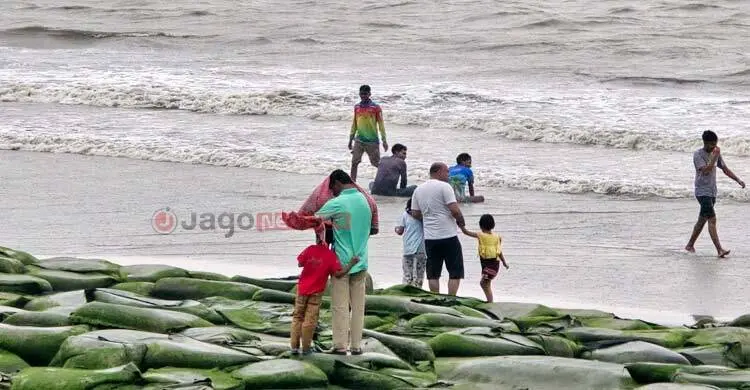 বৈরী আবহাওয়ায় উত্তাল কুয়াকাটা