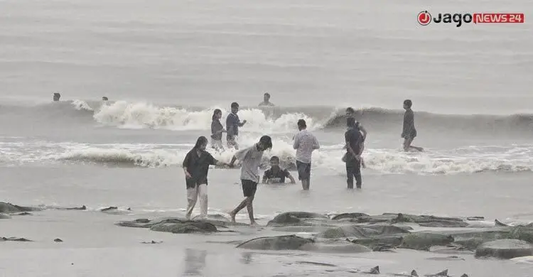 কুয়াকাটায় উত্তাল ঢেউয়ে পর্যটকদের মাতামাতি